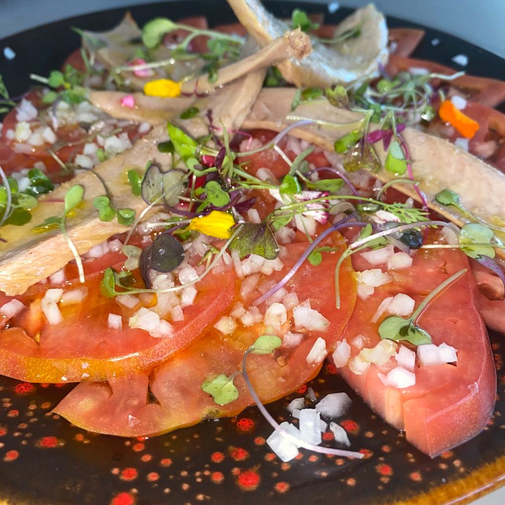 Ensalada fresca con tomate y ventresca en un restaurante en San Pedro Alcántara.